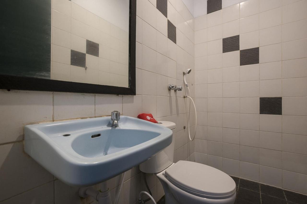 Reddoorz Plus Near Jakarta Kota Station Kültér fotó